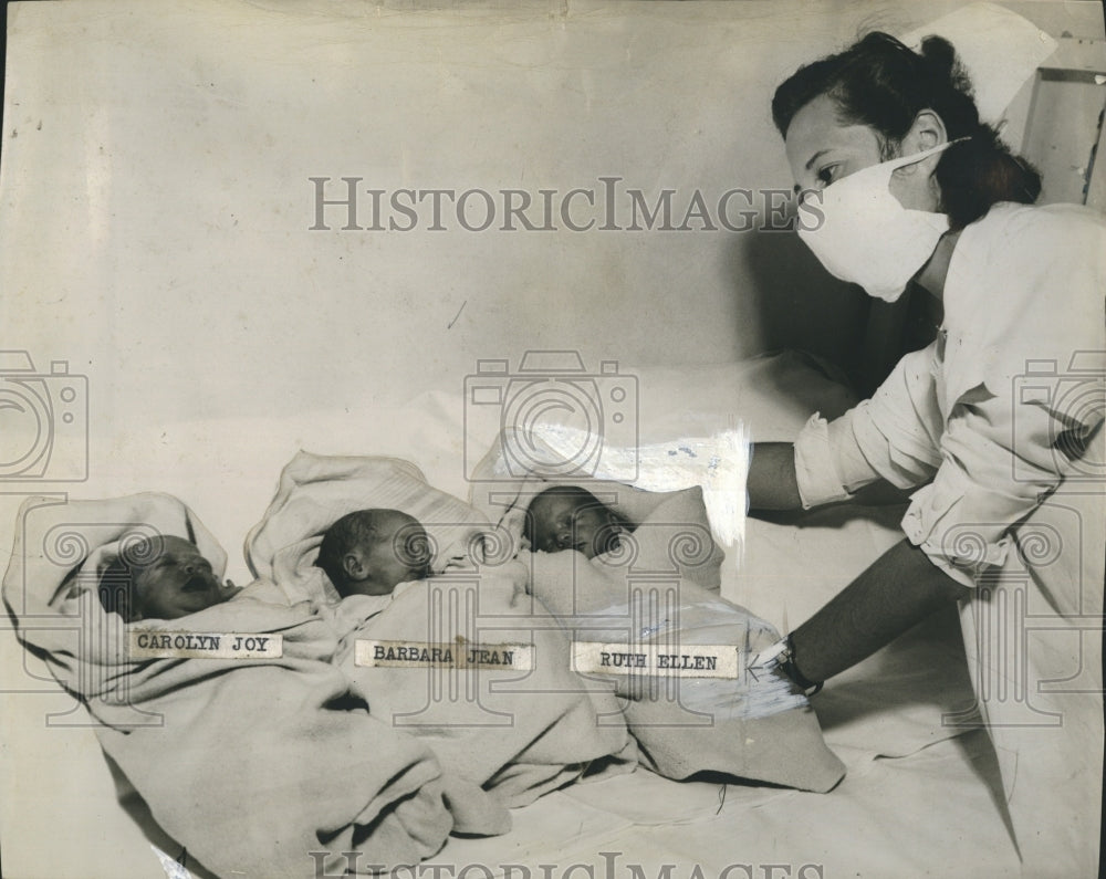 1947 Press Photo Mrs.Joseph L&#39; Haureaux born triplets girls - RSH19943 - Historic Images