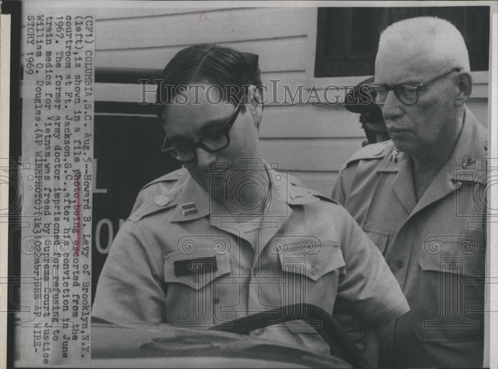 1969 Press Photo Howard B.Levy escorted from the courtroom. - RSH19959 - Historic Images