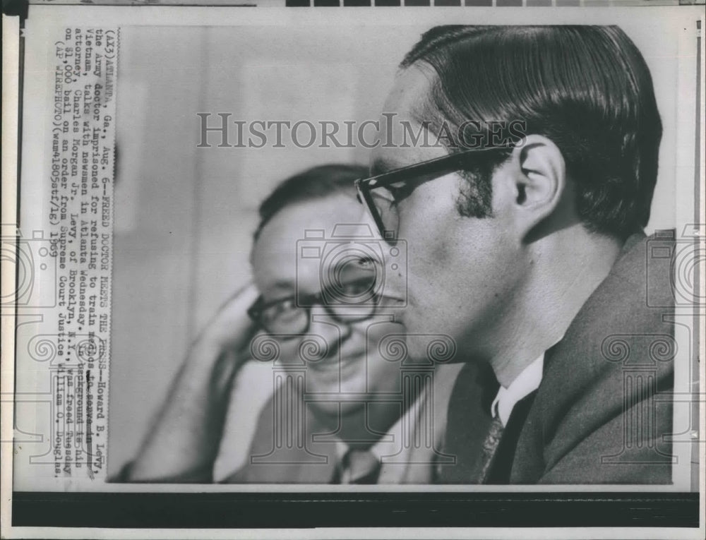 1969 Press Photo Howard Levy Army Doctor talked with newsman. - RSH19963 - Historic Images