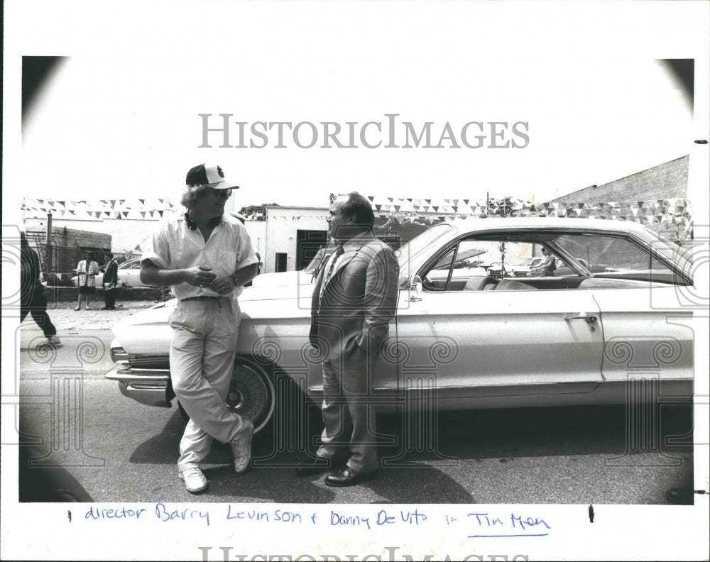 1988 Press Photo Director Barry Levinson and actor Danny De Vito - Historic Images