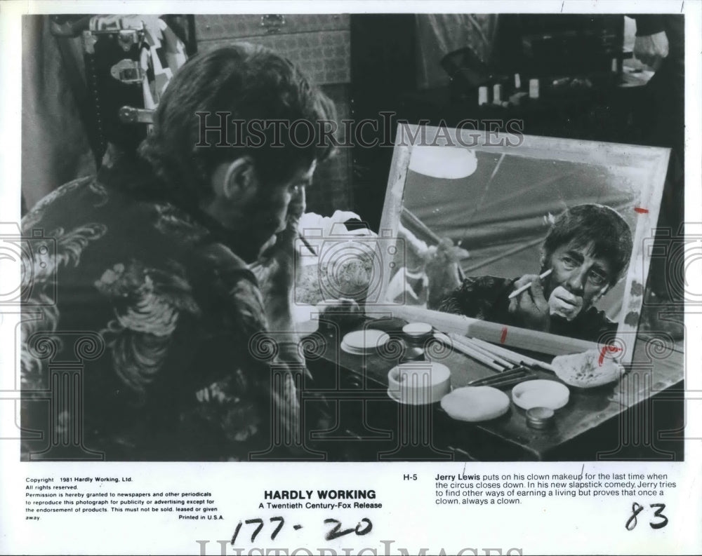 1981 Press Photo Jerry Lewis American Actor star as clown in Hardly working. - Historic Images