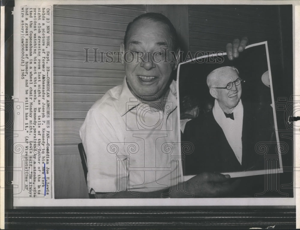 1965 Press Photo Joe Lewis Comedian holds a picture of Joseph Kennedy. - Historic Images