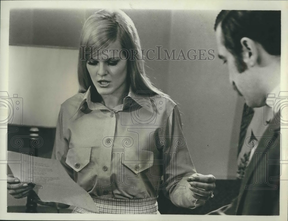 1968 Press Photo Actors Gloria Loring And Bruce Hart Appear In Show The Singers - Historic Images