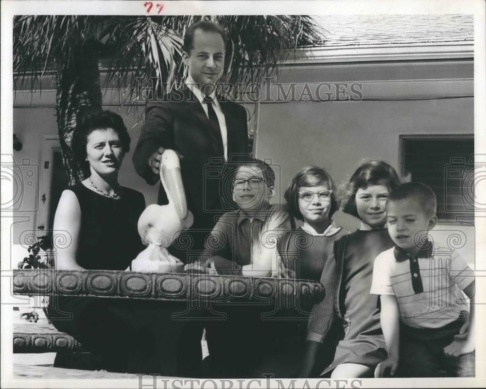 1964 Press Photo The Glenn Lorntz Family Owners OF Pelican Isle Apartments St. - Historic Images