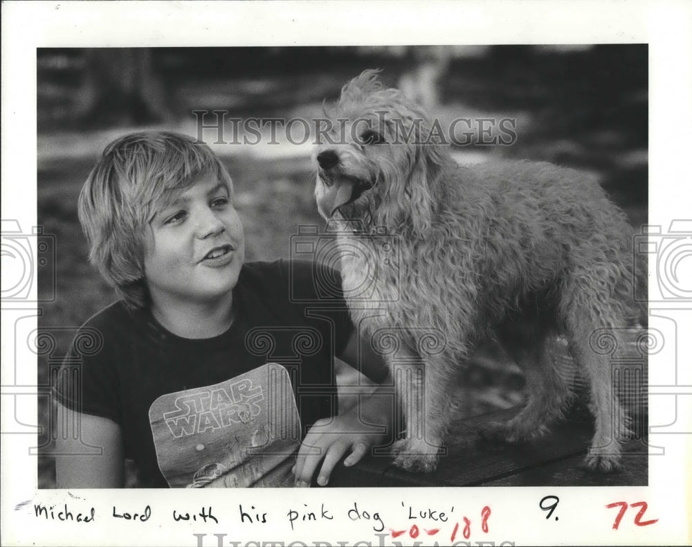 1981 Press Photo Michael Lord With Pink Dog Luke - Historic Images