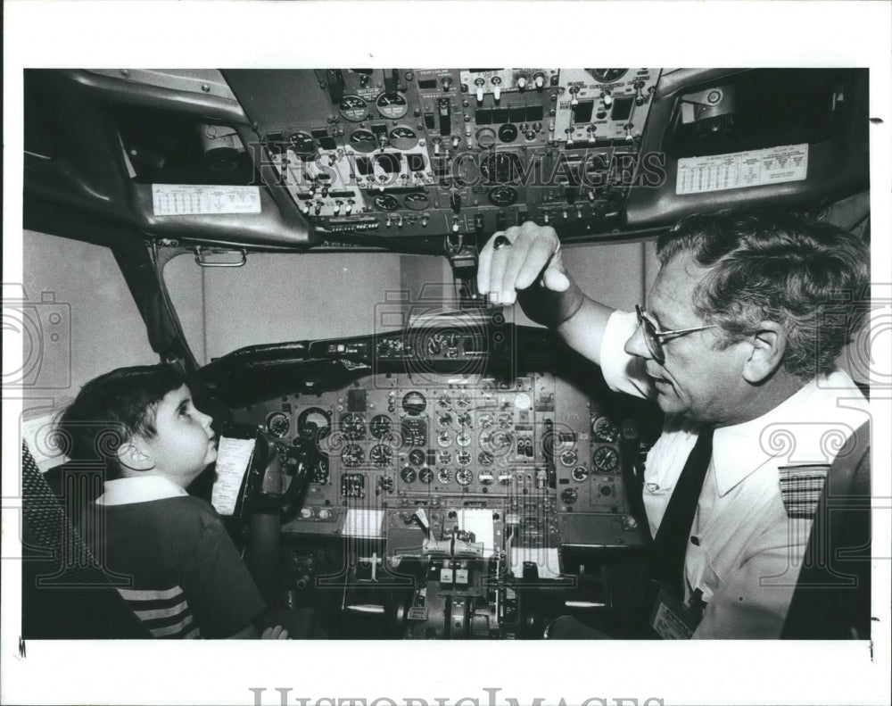 1987 Press Photo Mathew Long talks to Capt. Gene Ray at Tampa International Airp - Historic Images