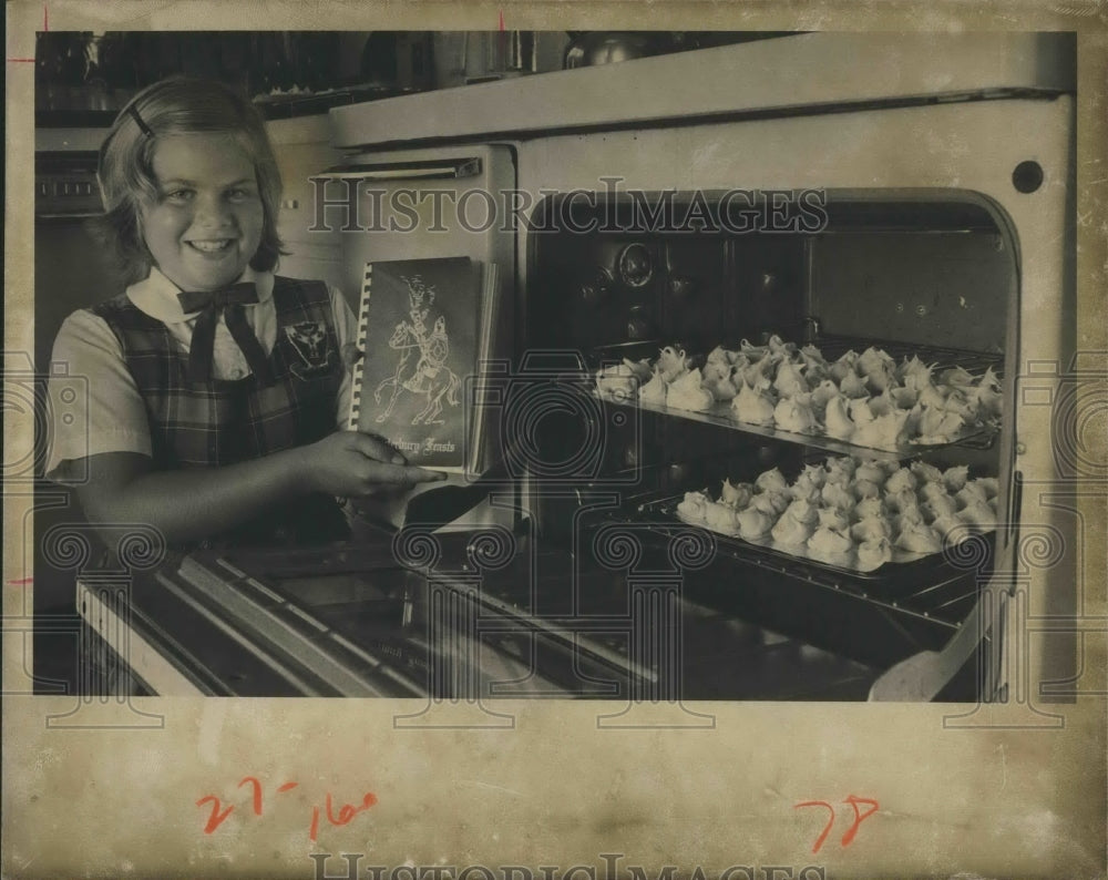 1976 Press Photo Lesly Long made a meringue cake - Historic Images