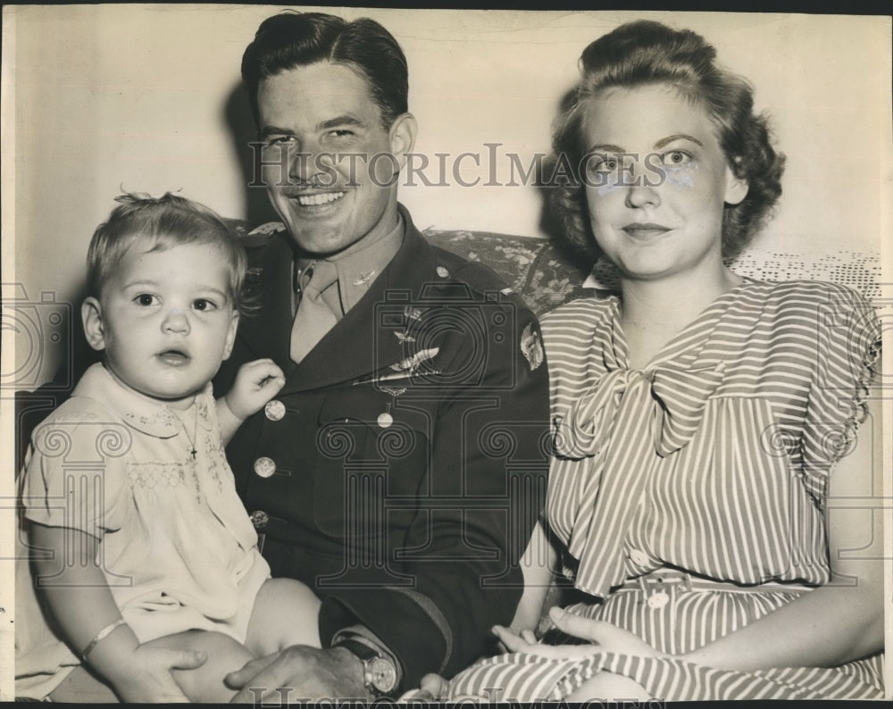 1945 1st Lt. Floyd Mann with wife Mary and daughter Mary-Historic Images
