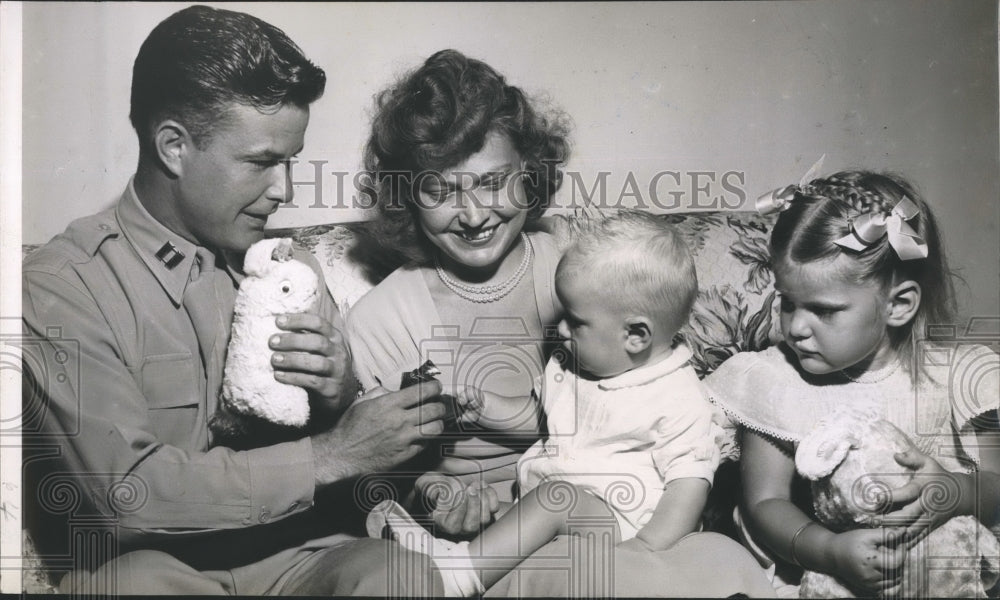 1947 Press Photo Capt. H. Floyd Mann, wife Mary, &amp; children - Historic Images