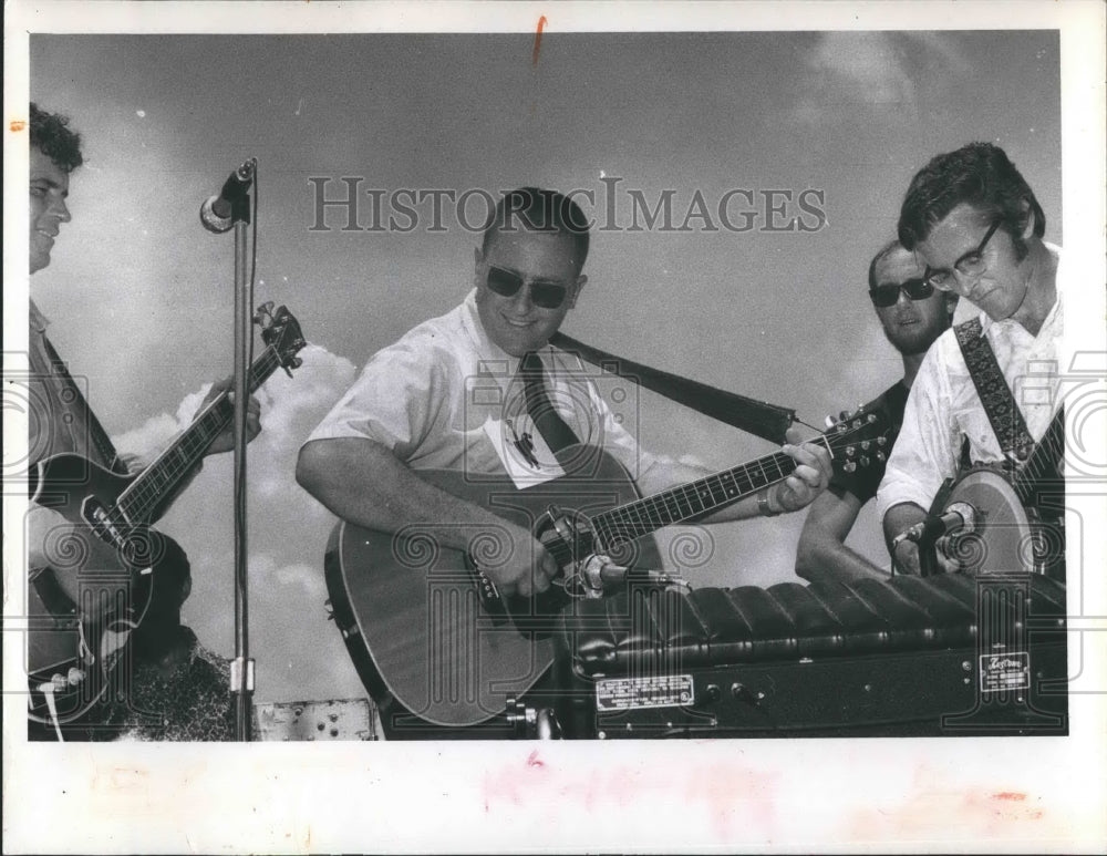 1972 Press Photo Frank Mann (center) and his group - Historic Images