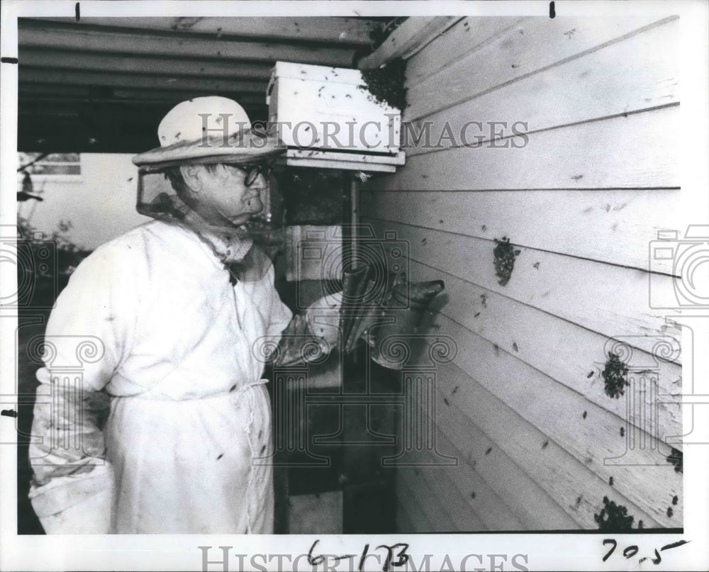 1979 Press Photo Raymond Mann provide assistance - RSH20413 - Historic Images