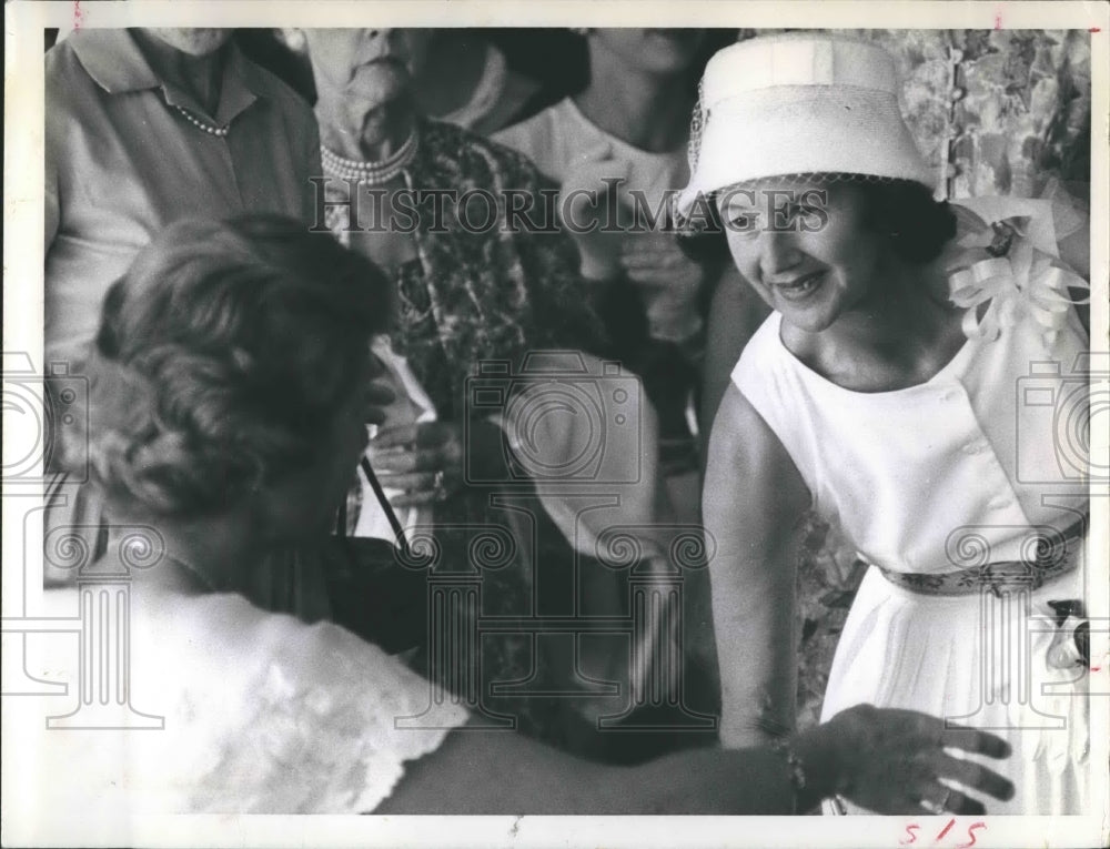 1963 Press Photo Mrs.Sam Man Jr. welcome a smile - Historic Images