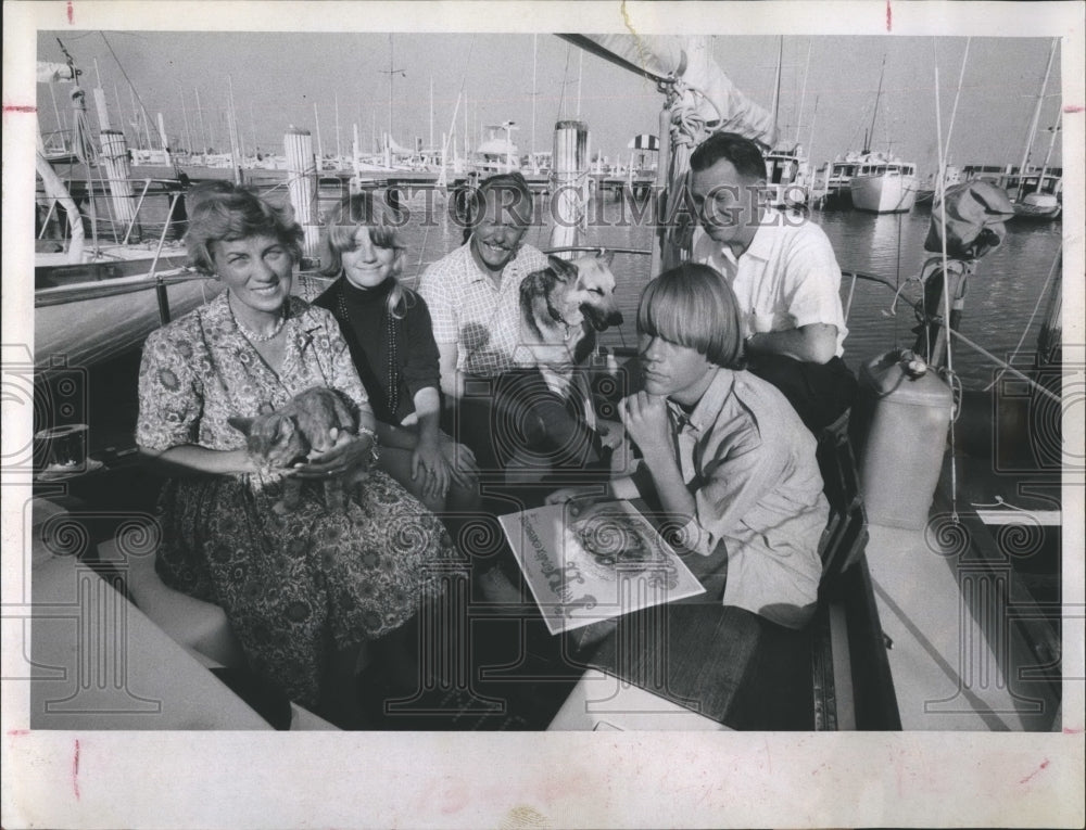 1967 Press Photo Robert Manry, Mrs. Virginia Manry. Robin, John Place and Doug - Historic Images