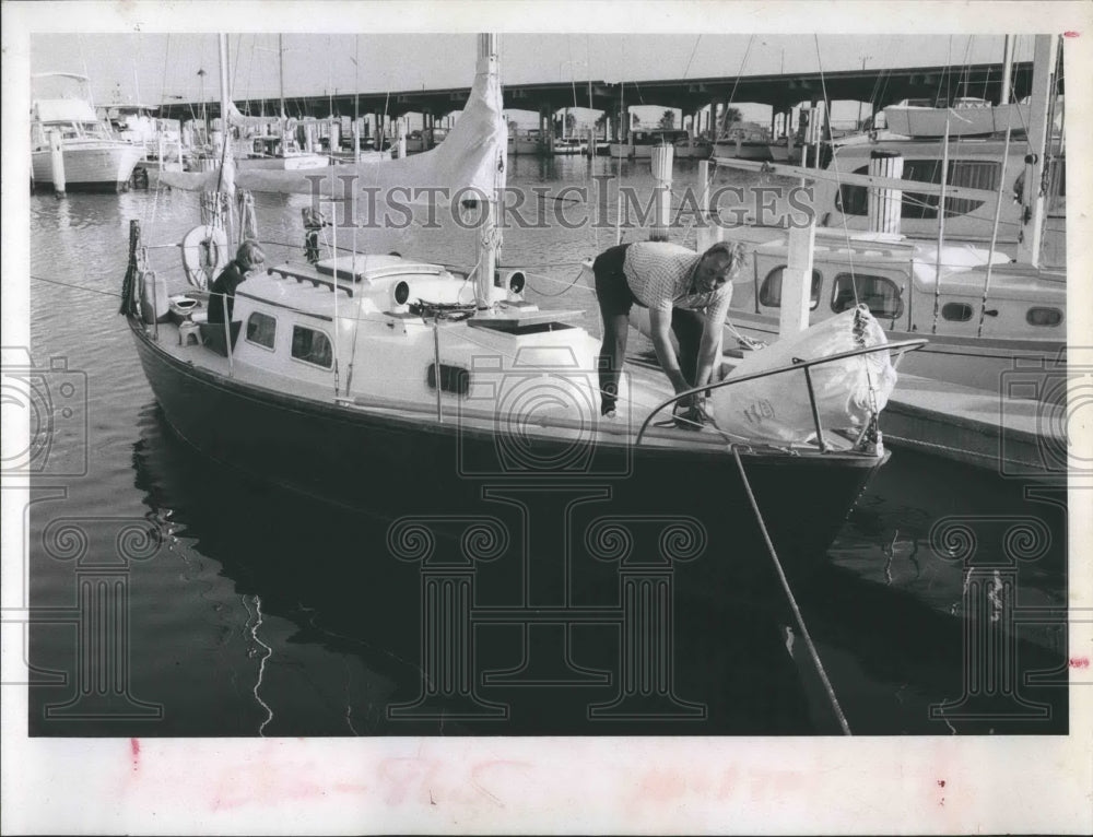 1967 Press Photo Robert Manry ties up his boat at the St. Pete Yacht Club - Historic Images