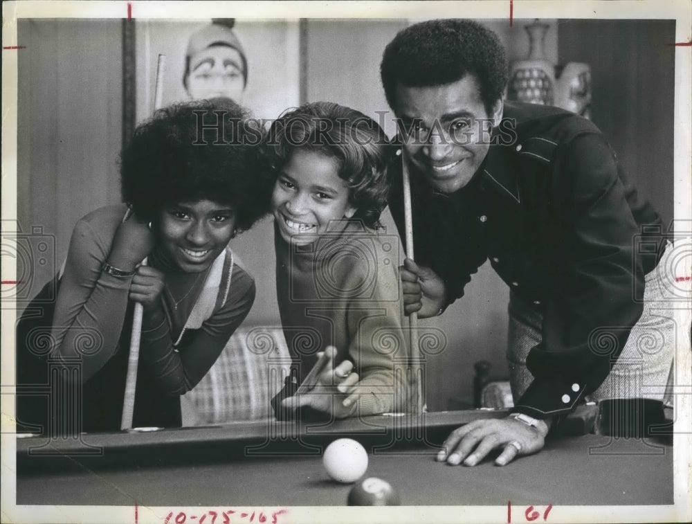 1972 Press Photo Actor Greg Morris, wife Linda, &amp; daughter Lee - Historic Images