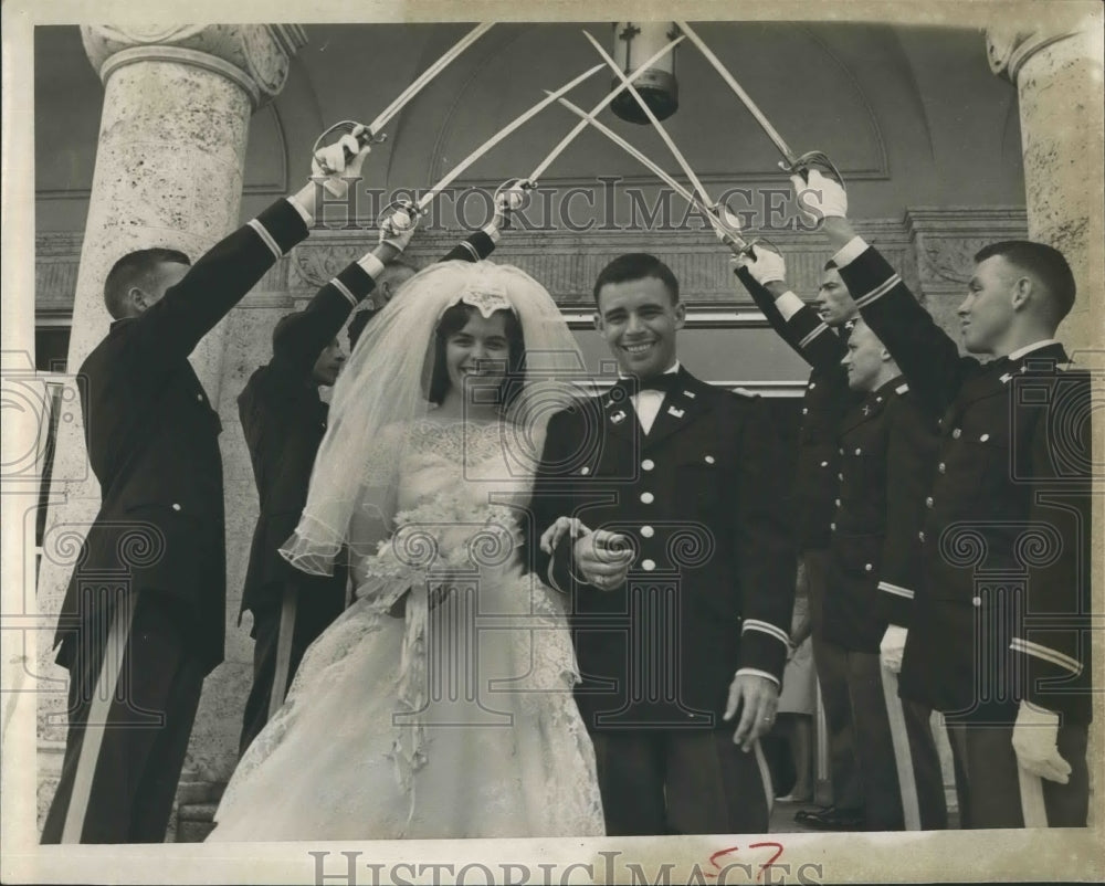 1962 Press Photo Lt. John Becker w/ new wife, Karen Dade Alexander - RSH20491 - Historic Images