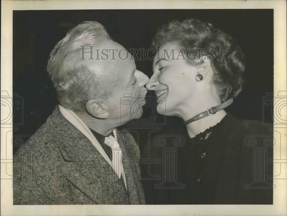 1945 Press Photo Asbestos Heir Tommy Manville and Fiancee Georgina Campbell - Historic Images