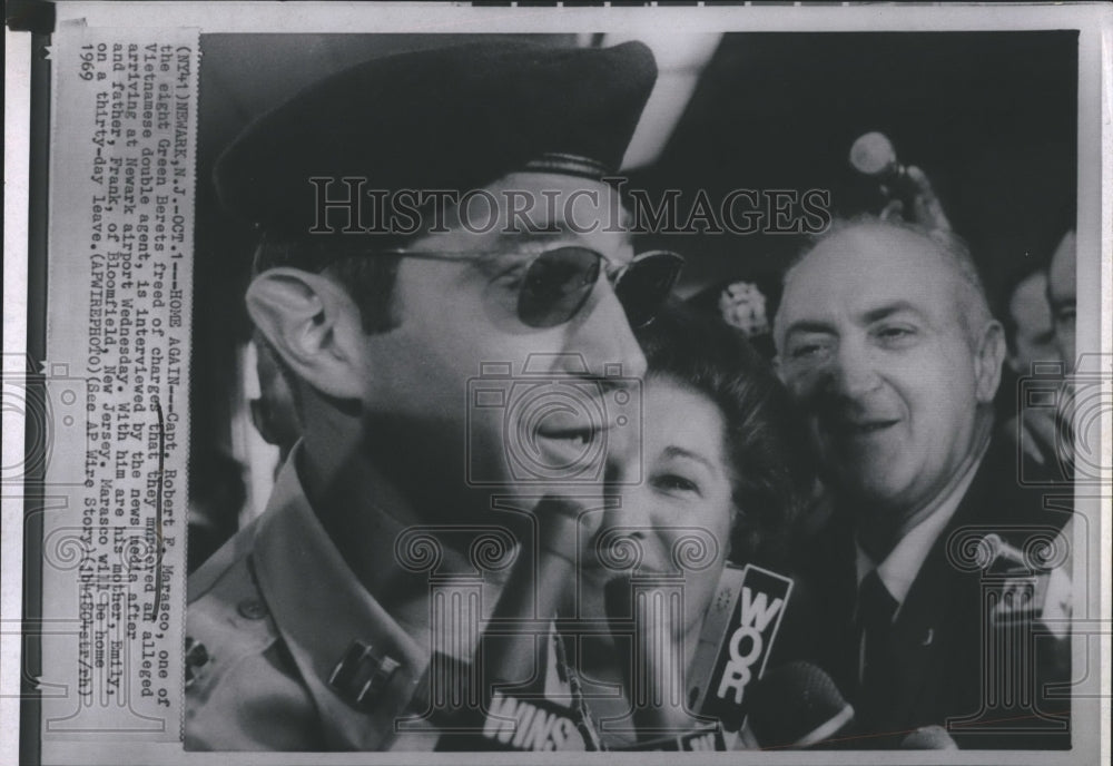 1969 Press Photo Capt Robert F. Marasco interview by newsman with his parents. - Historic Images