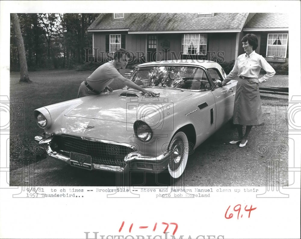 1981 Press Photo Steve and Barbara Manuel cleans their Thunderbird car. - Historic Images