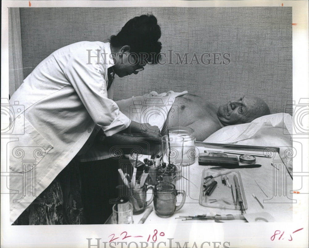 1976 Press Photo Acupuncture in Clearwater Florida Dr. Liu performs therapy . - Historic Images