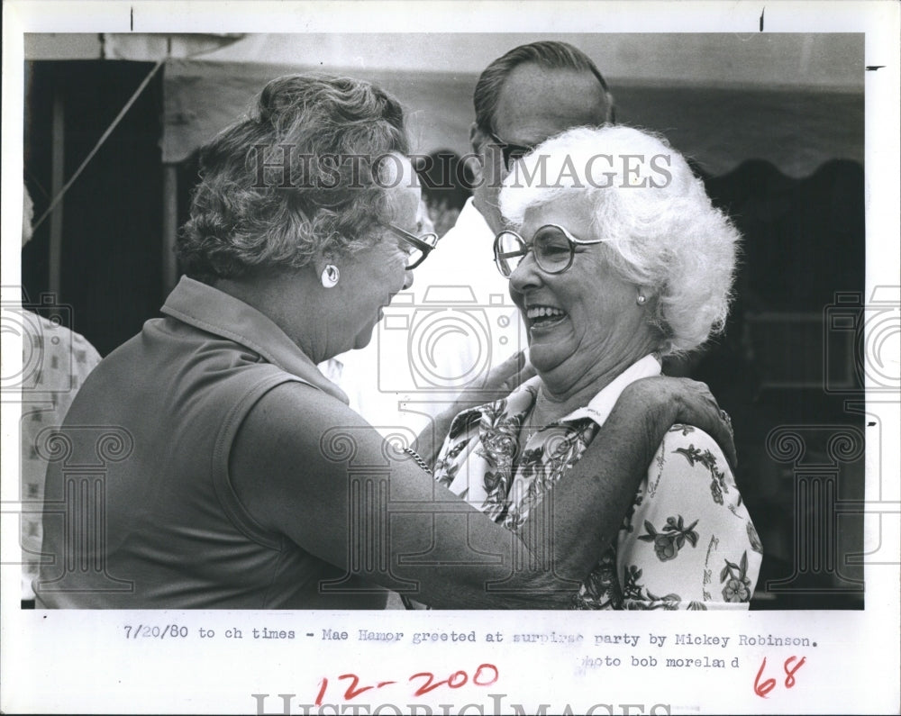 1980 Press Photo Mae Hemor greeted at party by Micky Robinson - RSH20721 - Historic Images