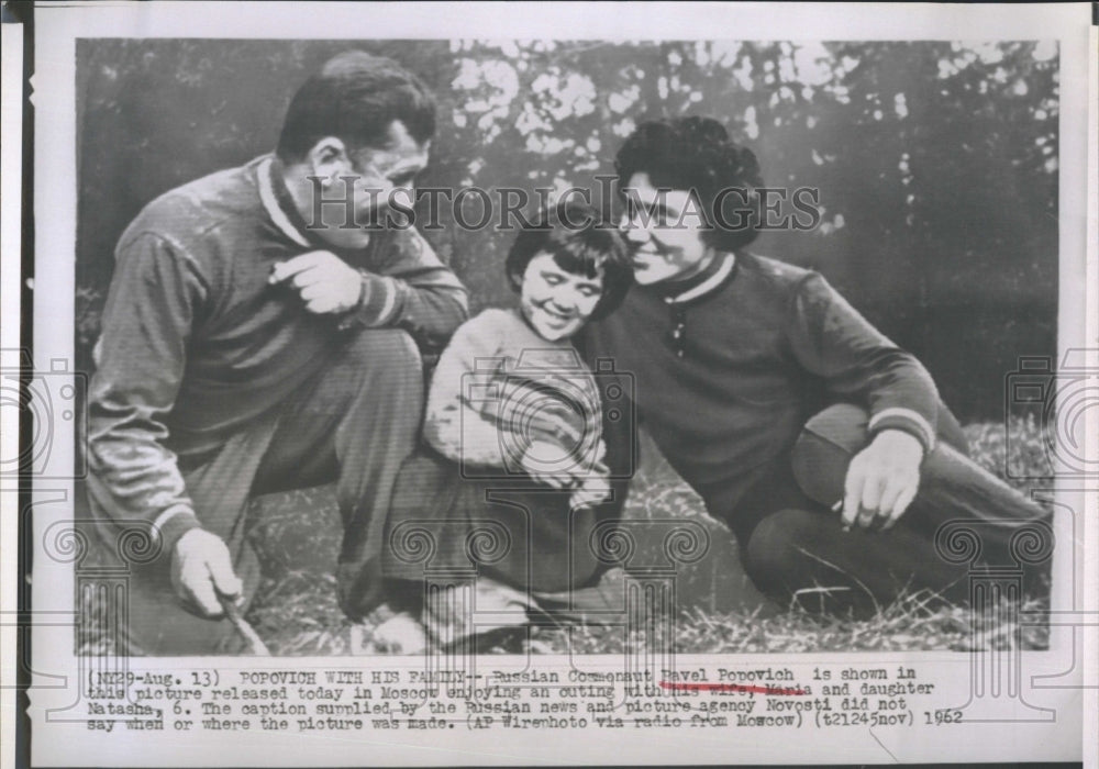 1962 Press Photo Cosmonaut Pavel Popovich with wife and daughter - Historic Images