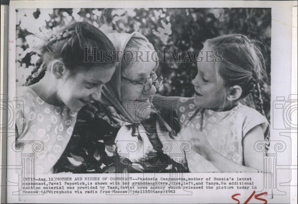 1962 Press Photo Feodosia Casyanovna and granddaughters Olya, Tanya - RSH20845 - Historic Images