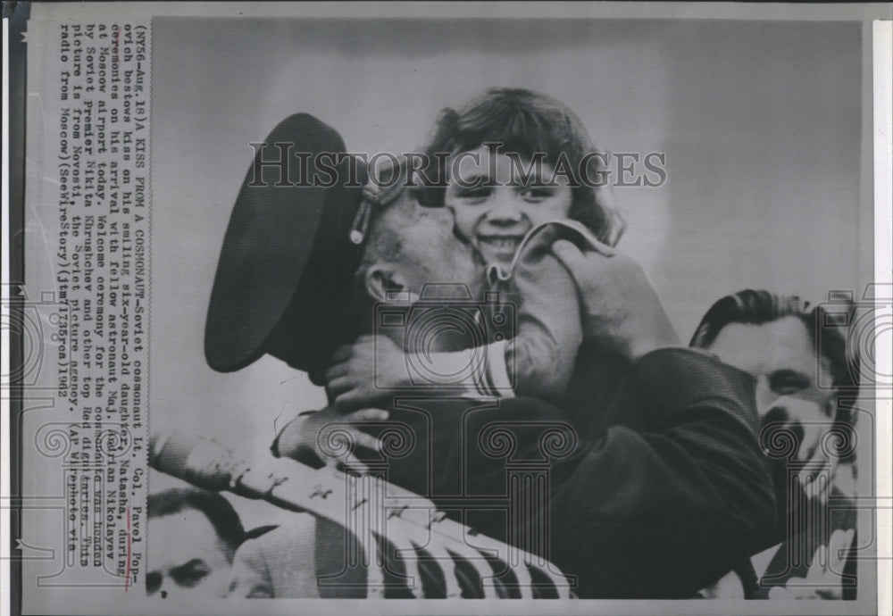 1962 Press Photo Lt Col.Pavel Popovich kisses his daughter Natasha - RSH20847 - Historic Images