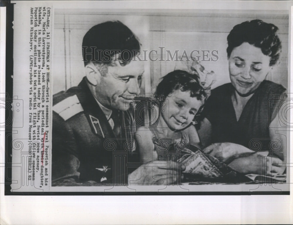 1962 Press Photo Pavel Popovich and wife, Maria Lavrentyevna, daughter, Natasha - Historic Images