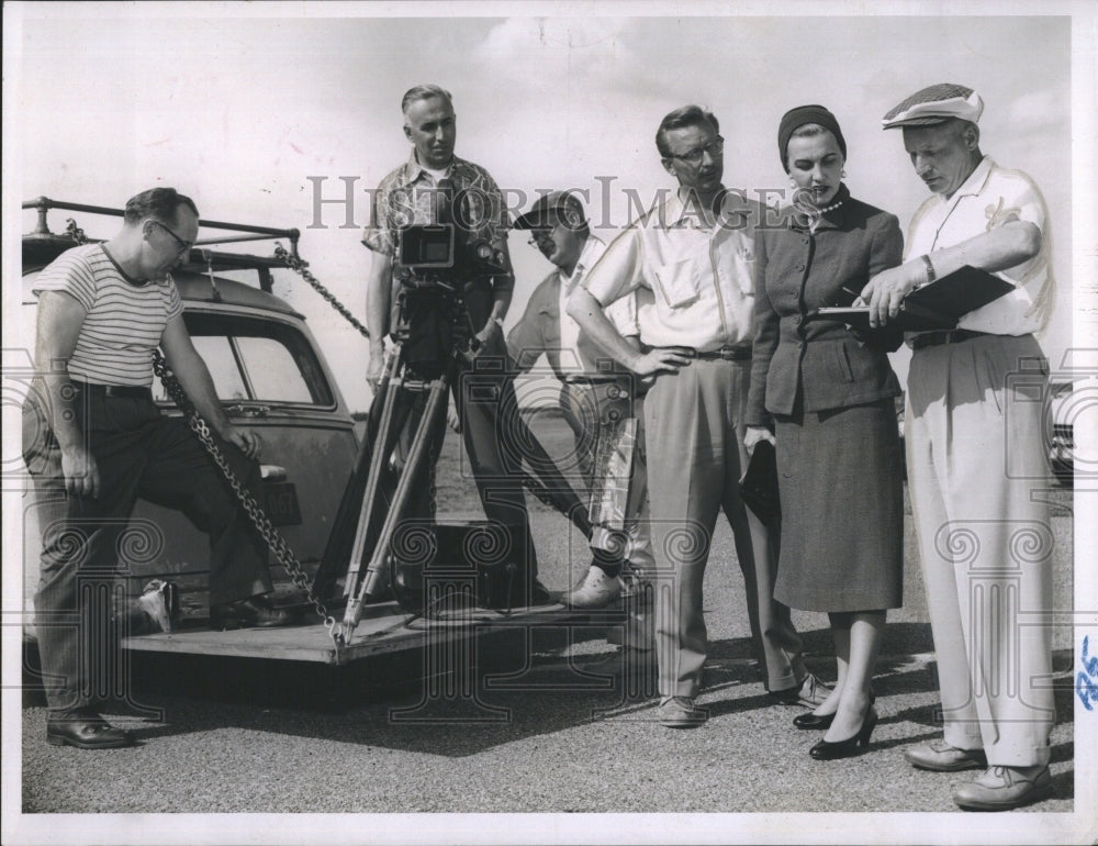 1955 Press Photo Directors confer with Kay lyons of Vogue Modeling School - Historic Images