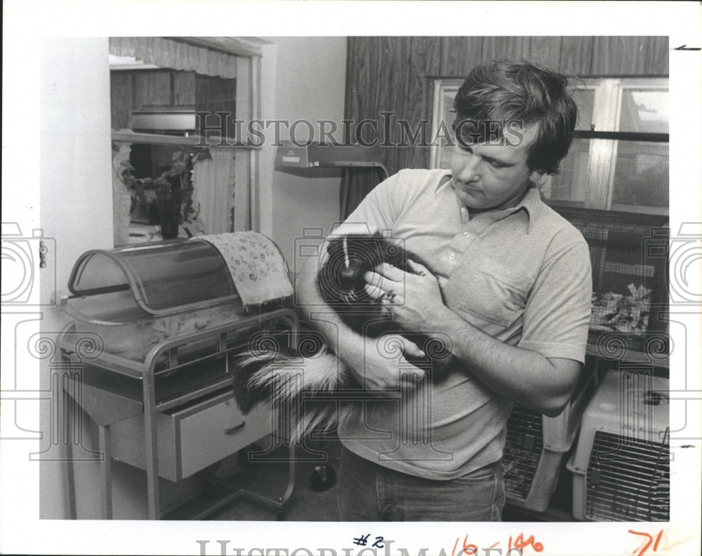Press Photo Vernon Yates and skunk - RSH20919 - Historic Images