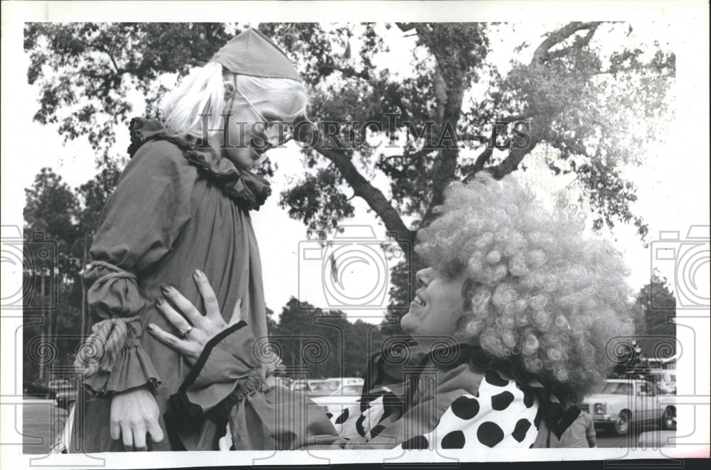 1981 Press Photo Katy Monohan and Sue Parker - Historic Images