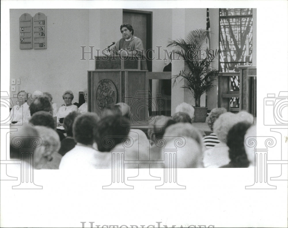 1987 Press Photo Father Patrick Rahill at St. Lukes Catholic Church - Historic Images