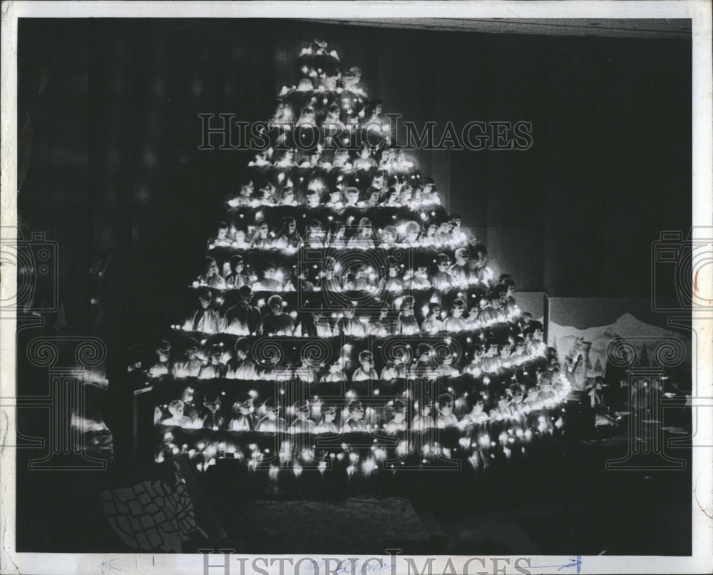 1975 Press Photo The Living Christmas Tree, by the NE Baptist Church, a 25 piece - Historic Images