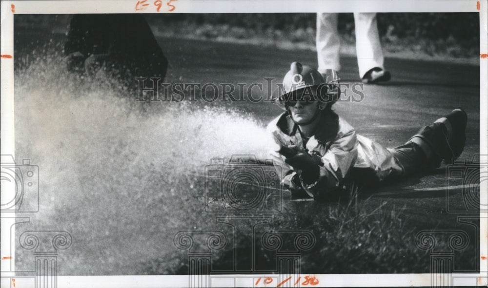 1975 Press Photo Pinellas County Florida Fire Fighters Tournament Fireman w Hose - Historic Images