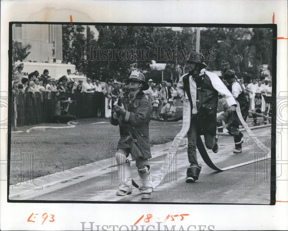 1976 Press Photo Fire Fighters Convention Competition South Pasadena California - Historic Images