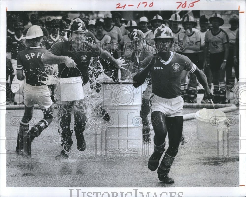 1982 Press Photo Florida Firefighters Competition Firemen Carrying Water Buckets - Historic Images