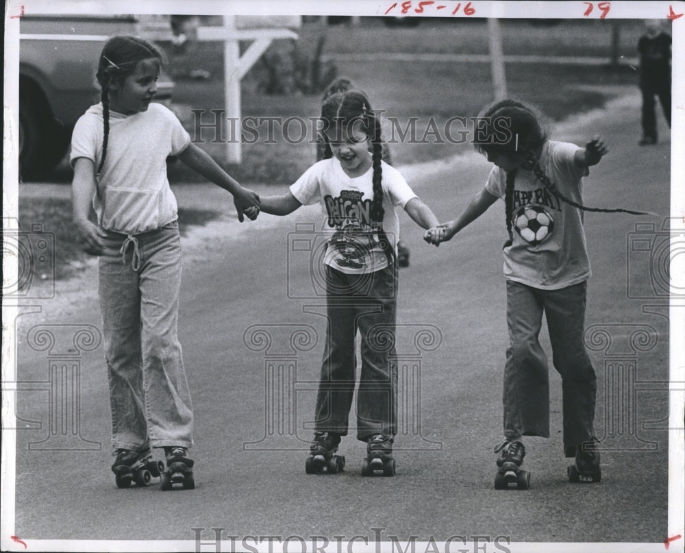 1981 Press Photo Little Girls Roller Skating Skates Children Fun Playing Outside - Historic Images