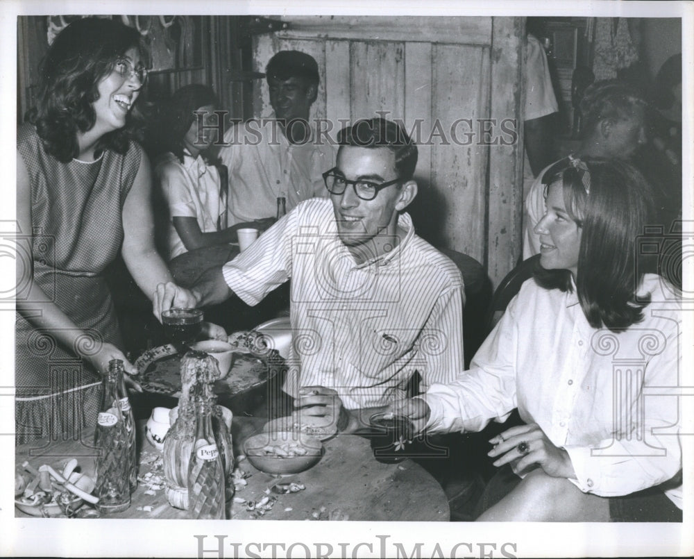 Press Photo  The Coffee House, the woom, Mgr Barbara Russ serves coffee . - Historic Images