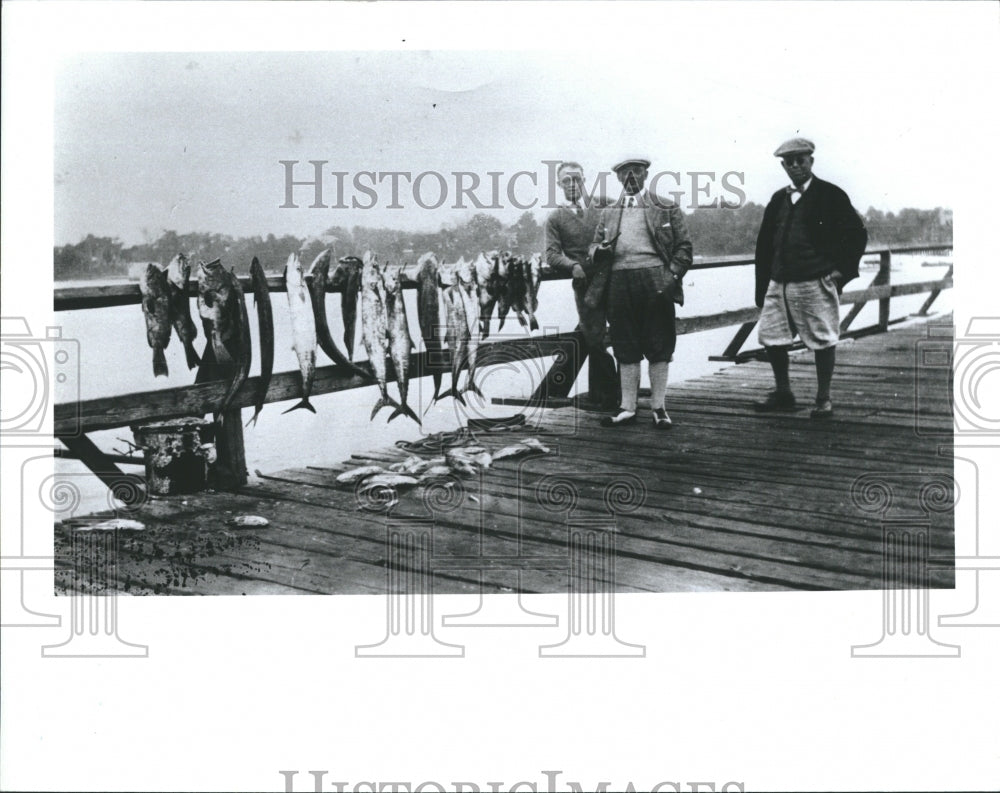 1990 Press Photo Clearwater Fishing Off Wooden Bridge in 1925 - Historic Images