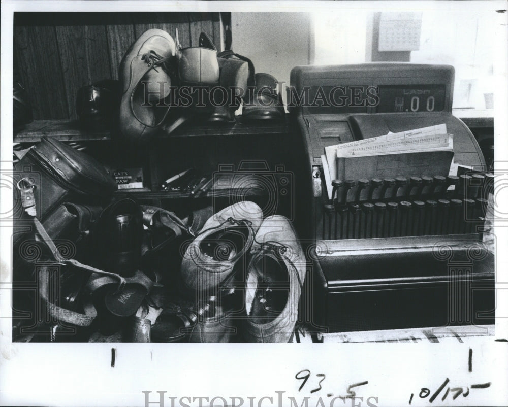 1978 Press Photo Royal Shoe Fixry Shoe Cobbler Store - Historic Images