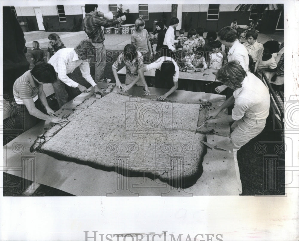 1978 Press Photo Youths attempt to make the wold's laregest cookie. - Historic Images