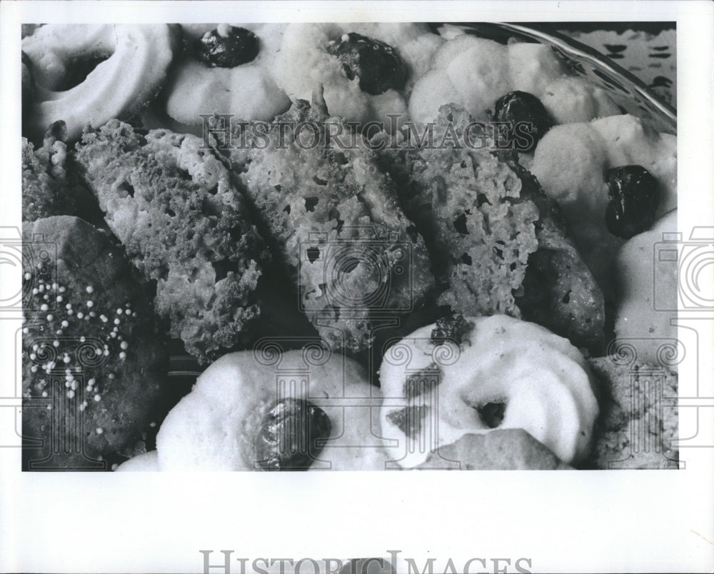 1978 Press Photo Delicious Cookies Black &amp; White Food Bon Bons Macaroons Sweet - Historic Images