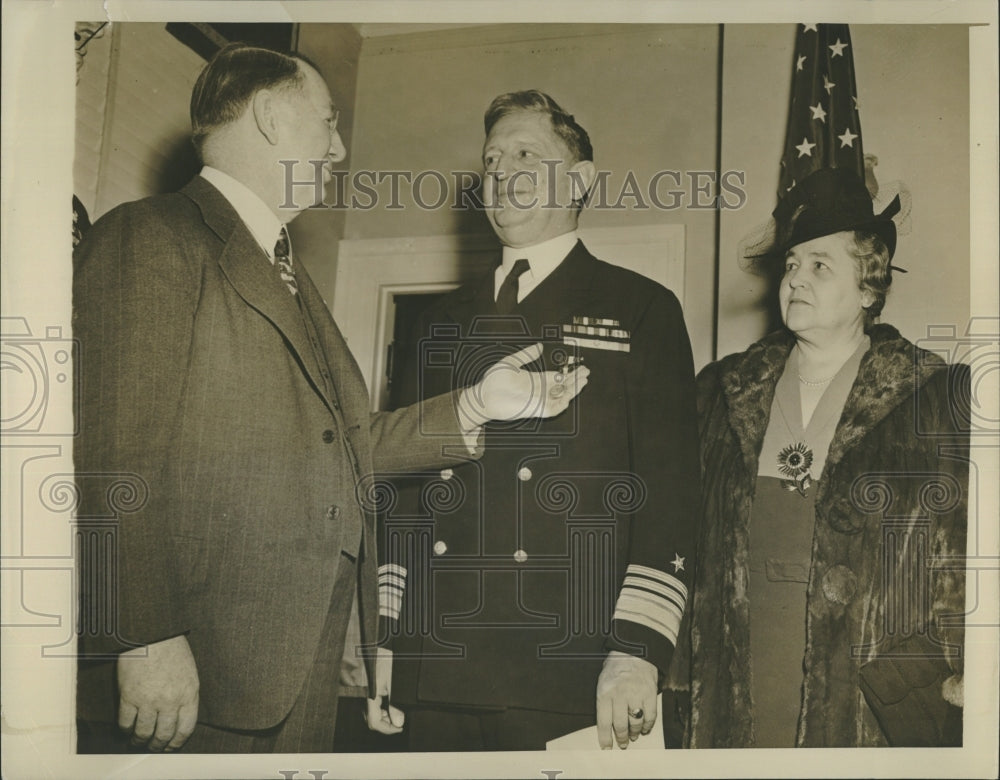 1943 Press Photo Navy Frank Knox &amp; Henry K. Hewitt Distinguised Service Medal - Historic Images