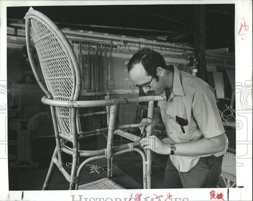 1980 Press Photo Tom Saunders Cuts Binding Wicker Chair - Historic Images