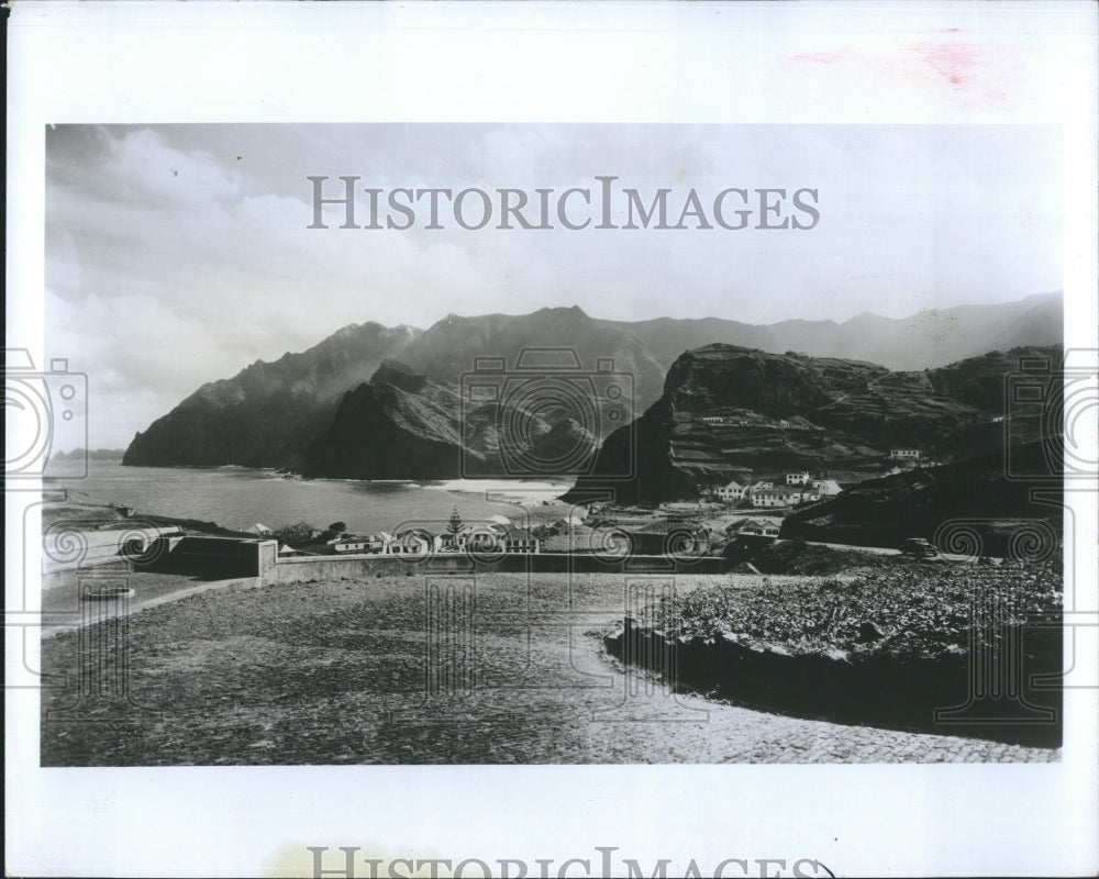 1978 Press Photo Beautiful Sea Side Town Surrounded By Mountains - Historic Images