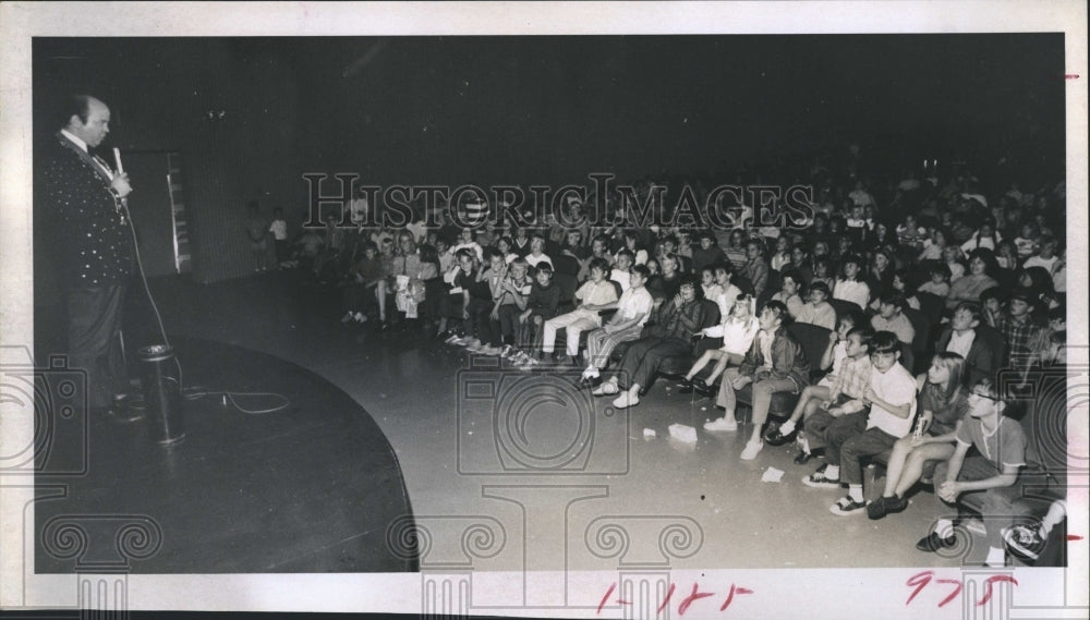 1971 Press Photo Magic show - Historic Images