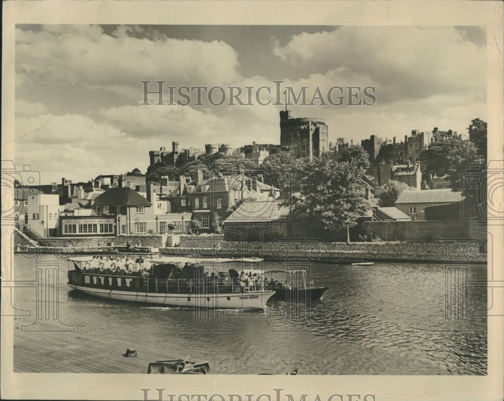 Press Photo River Queen Boat Passes Windsor Castle On Three Day English Cruise - Historic Images