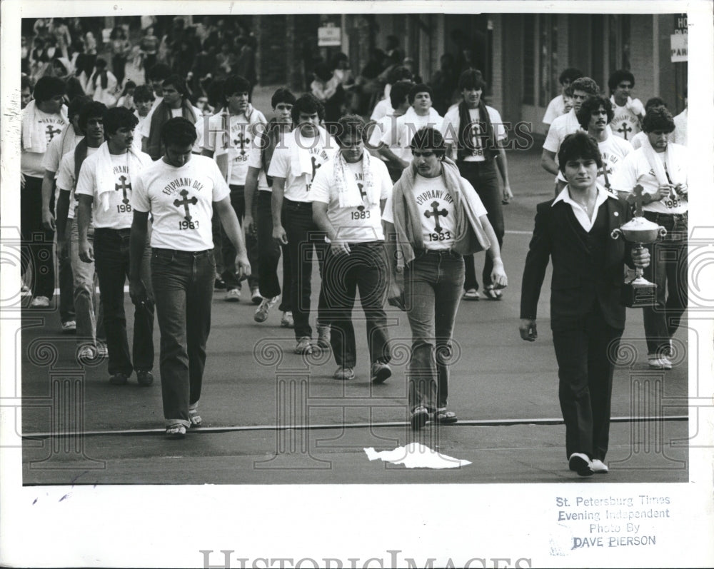 1983 Press Photo Cross divers march - RSH21331 - Historic Images