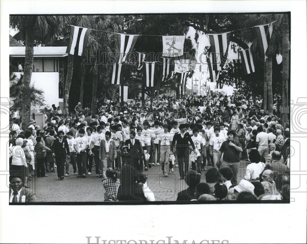 1982 Press Photo Epiphany cross march - Historic Images
